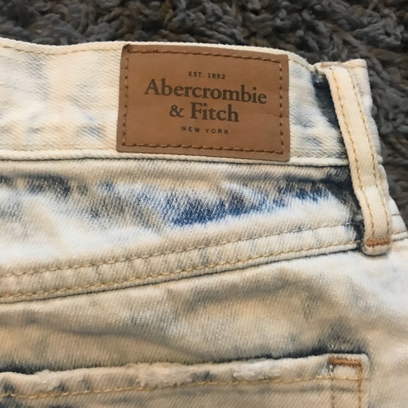 Distressed white wash lace jean shorts - Picture 5 of 6